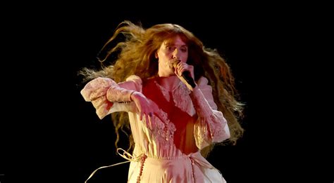 Florence Welch ja Dog Days Are Over - konsertti, joka muutti Suomen musiikkitapahtumia ikuisesti!